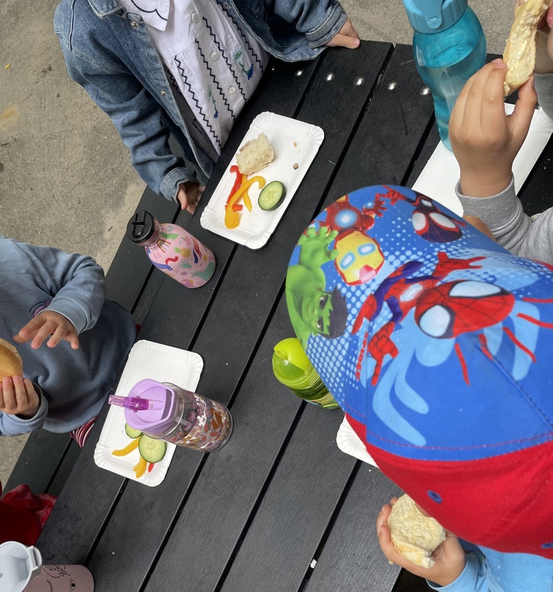 Eftermiddagsmad på legepladsen